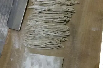 갓 자른 소바 면