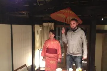 하룻밤 묵을 집 안에서 (우산 필요 없음)