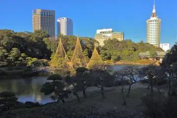 <p>Mihama-en is an oasis for urban life, as seen from the southern Arbor.</p>