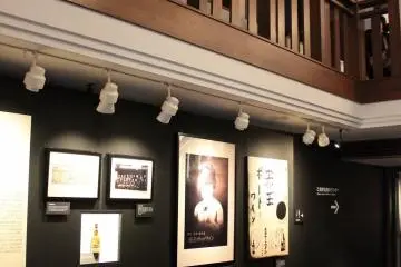 Suntory 창업의 역사가 패널로 소개되어 있다. 왼쪽 앞쪽에서 뮤지엄에 들어가는