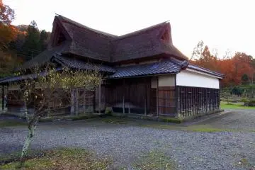 <p>Une maison traditionnelle japonaise avec son toit de chaume&nbsp;</p>