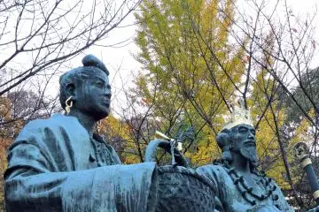 <p>Statues de l&rsquo;empereur Keitai et Teruhi-no-mae. L&rsquo;acteur de th&eacute;&acirc;tre N&ocirc; Zeami a &eacute;crit une chanson "Hanagatami" sur leur histoire</p>