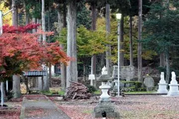 <p>Stone-paved pathway leading to the prayer hall</p>