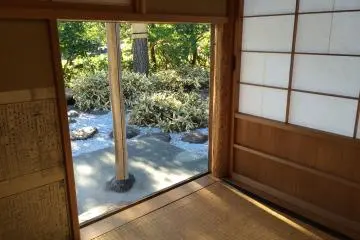 <p>A close-up of the narrow entrance to the teahouse called "Nijiriguchi"</p>