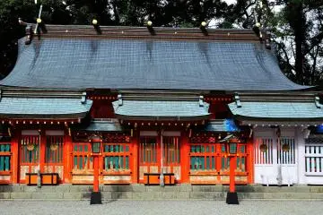 <p>Kumano Hayatama Taisha est l'un des trois plus importants sanctuaires de Kumano, Kumano Sanzan, qui sont inscrits ensemble au patrimoine mondial de l'Unesco. Kumano Sanzan comprend &eacute;galement Kumano Hongu Taisha et Kumano Nachi Taisha</p>