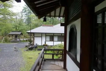 The temple and onsen buildings are very simple.