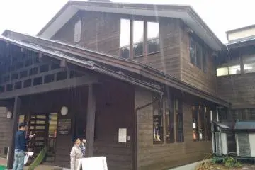 <p>Dans ce b&acirc;timent on trouve le onsen int&eacute;rieur, un restaurant et un magasin</p>