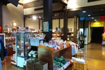 <p>On peut acheter ici des sp&eacute;cialit&eacute;s locales de Asahi</p>