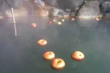 <p>Les pommes flottant dans le onsen</p>
