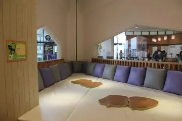 <p>At Cafe R in the Family Mall, families can eat inside this little nook with their small children.</p>