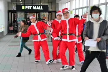 <p>Each mall is separated by footbridges. You might run into some mall performers while crossing!</p>