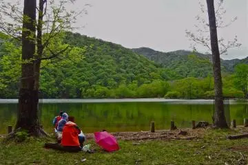 People just sit on the lakeshore and look it in silence. 