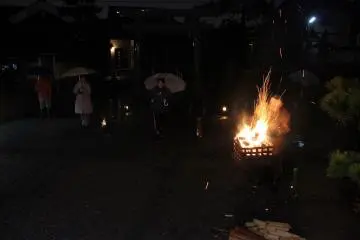 쿠로타츠 신사의 본당 앞에는 모닥불이 피어 있다