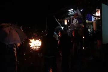 1월 1일 0시. 공교롭게도 비가 내렸지만, 첫 참배가 시작되었다