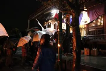 찬 비는 곧 눈으로 바뀌었다. 참배자는 대부분이 현지의 주민. 300명 정도의 참예자라고 한다