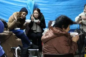 난로를 둘러서 먹는 젠자이의 상큼한 맛이 기쁘다