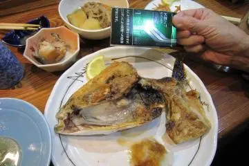 부리의 머리부분 정말크다! 이것으로 ¥380. 어른 한명도 다 먹을 수 없는 양이다. 맛있음은 말할 것도 없다