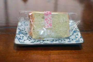 สำหรับของหวาน..เค็กชาเขียวที่อร่อยมาก ภรรยาของคุณ Matsumoto ทำเค็กด้วยตัวเอง