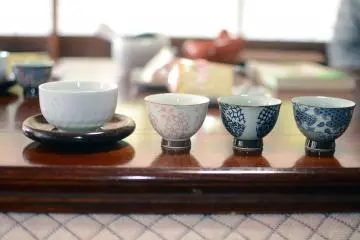 นั่งดื่มชาที่โต๊ะโคะทะซึต (kotatsu)