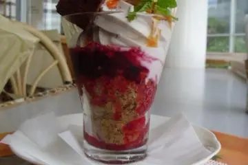 Parfait mawar rasanya seindah tampilannya, potongan kue coklat herbanya memberikan sentuhan yang manis