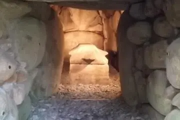 <p>신사 뒤 언덕엔 봉분과 함께 무덤 내부가 보인다.</p>
