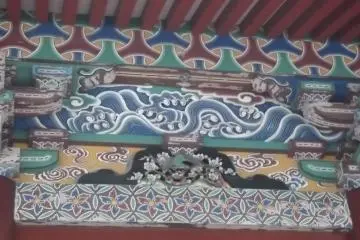 <p>색채가 화려한 건물 장식</p>