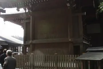 본전 바로 뒤쪽