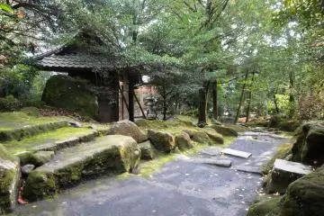 <p>The garden has several teahouses, though not all can be entered</p>