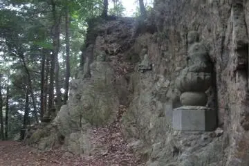 Rakan statues