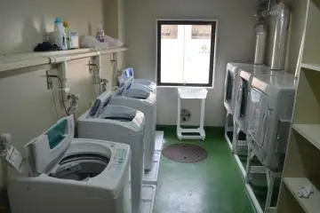 <p>ห้องซักรีดที่มีเครื่องให้ซักฟรี แต่เครื่องอบเสียเงินนะคะ</p>
