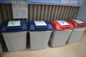 <p>ถังขยะที่เขียนระบุการแยกขยะแต่ละประเภทอย่างชัดเจน</p>
