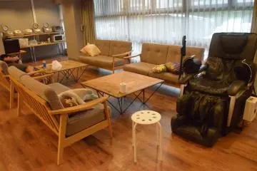 <p>โซฟานุ่มสบายภายในห้องครัว</p>