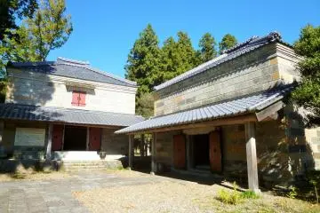 <p>Enjoy viewing some of the collection in these traditional Japanese buildings.</p>
