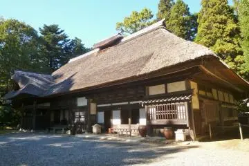 <p>Visitors can explore this thatched-roof home.</p>