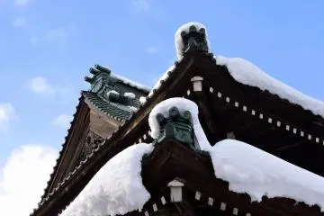 <p>Snow on the temple roof was quickly being meltied by the shining sun</p>