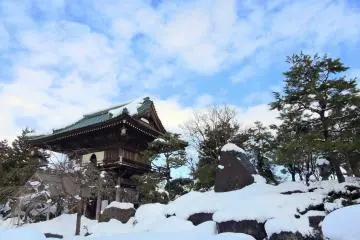 <p>Taman Jepang terkubur dalam salju. Dapatkah kau tunjukkan dimana kolam teratainya?</p>