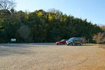 <p>ที่จอดรถฟรีตรงข้ามตึกไป</p>