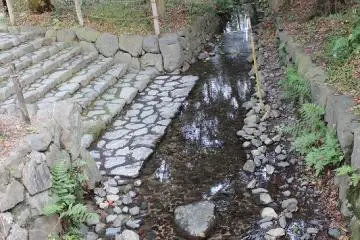 '옛적 개울'. 헤이안 가마쿠라 시대의 시모가모 신사의 양상을 전하는 '카모샤 고도'에 그려진 개울이다. 이 개울의 상류로 '나라전신'을 모시는 무사전 사지인 나라노키의 숲을 흐르고 있는 곳으로부터 '나라의 개울'이라고 불리고 있다