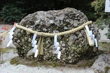 국가 '기미가요'라는 뜻의 '사자레이시'라는 뜻의 '잔돌'이란 뜻이다. 화산의 분화로 인해 석회암이 분리 집적되어 응고한 암석이다. 나가노현의 천연 기념물이 되고 있다. 사자레돌은 나이와 함께 성장하여 바위가 될 것으로 믿고 있는 신령이 깃든 돌로 여겨져 신앙의 대상이 되고 있다.