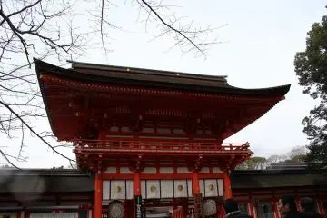누문. 시모가모 신사의 창건은 아주 오래됐지만 오인의 난으로 타다스노 모리와 함께 대부분 소실되고 말았다. 오늘날의 신전은 에도시대 말기의 분큐3 (1863) 년에 새로 지어졌다