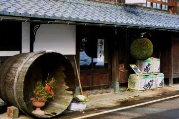 ร้านขายสาเกที่มีลูกกลมสีเขียวอันใหม่แขวนอยู่หน้าประตู