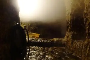 <p>La grotte s&rsquo;&eacute;tend assez loin dans la montagne et on retrouve plusieurs tunnels secondaires</p>