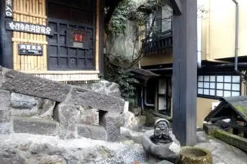 <p>Une petite statue vous accueille &agrave; l&rsquo;entr&eacute;e des bains</p>