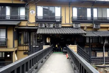 <p>L&rsquo;entr&eacute;e de Shinmeikan se trouve de l&rsquo;autre c&ocirc;t&eacute; du pont</p>