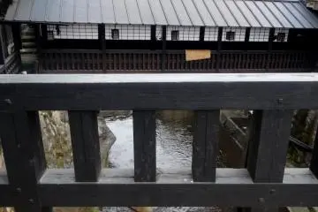 <p>Une rang&eacute;e de sandales sur le pont menant &agrave; Shinmeikan</p>