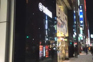 <p>By night, Yamaha Ginza building's gleaming facade tastefully blends into the upscale Ginza&nbsp;cityscape.</p>