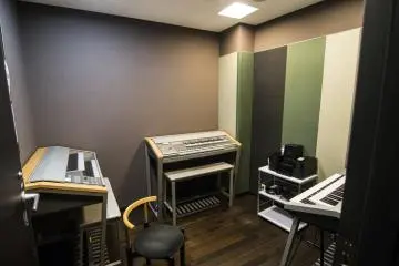 <p>An electone&nbsp;classroom.</p>