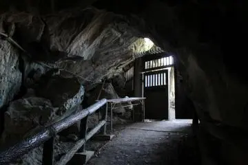 <p>Dari bagian dalam</p>