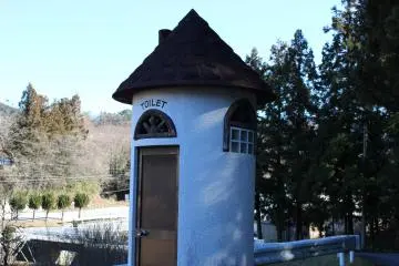 <p>Toilet dengan gaya Moomin - yang memberikan rambu untuk parkir mobil di jalan awal ke gunung/jalan menuju gua.</p>