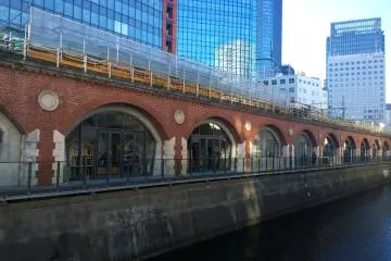 <p>mAAch ecute ห้างเก๋แห่งใหม่ของโตเกียวที่หยิบเอาอดีตสถานีรถไฟ Manseibashi Station มาชุบคืนชีวิตใหม่ให้เป็นแหล่งไลฟ์สไตล์เก๋ๆ แถมยังติดโผ 100 ผลงานการออกแบบยอดเยี่ยมของ Good Design Award 2014 อีกด้วย</p>